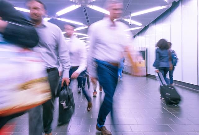 people rushing to their destinations